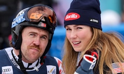 Mikaela Shiffrin (re.) war sichtlich emotional, als ihr Freund Kilde wieder von der Rennpiste ...