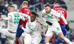 Wo ist der Ball? Allzu oft haben die Rapidler das Spielgerät gegen Rakow Czestochowa aus den ...