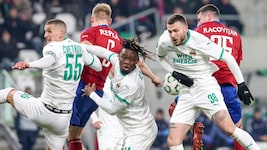 Wo ist der Ball? Allzu oft haben die Rapidler das Spielgerät gegen Rakow Czestochowa aus den ...