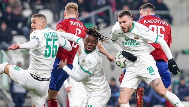 Wo ist der Ball? Allzu oft haben die Rapidler das Spielgerät gegen Rakow Czestochowa aus den ...