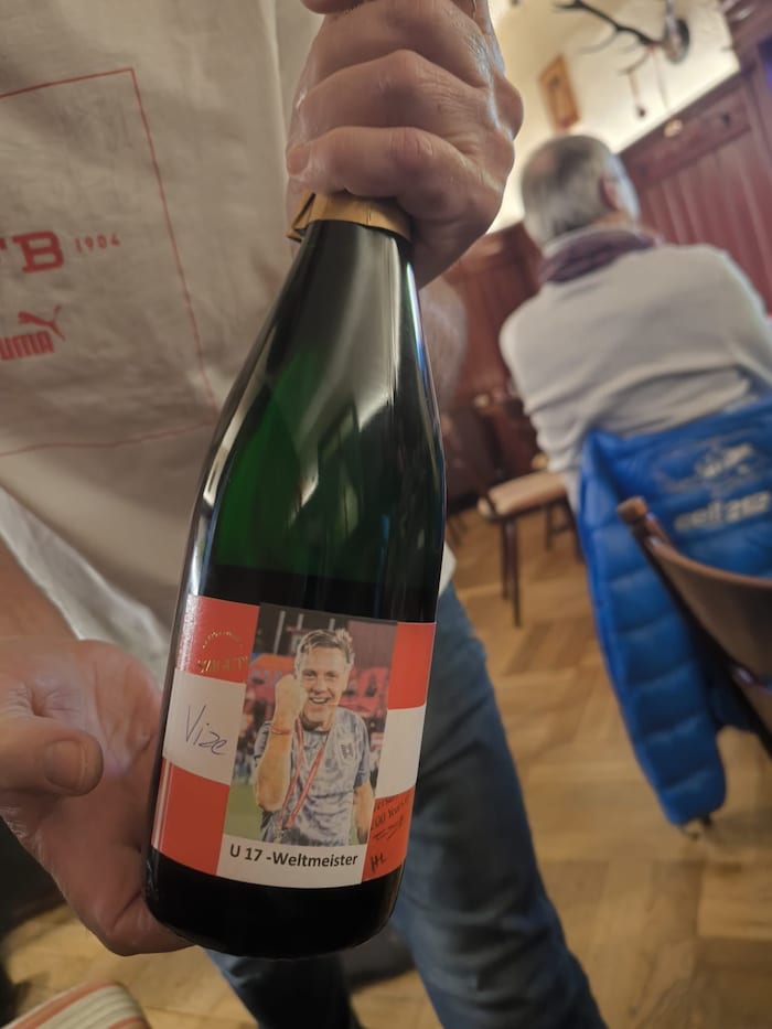 Dem Erfolgstrainer wurde auch eine Sektflasche gewidmet.