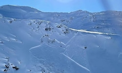 Donnerstagnachmittag hat eine Lawine in Vorarlberg einen Skitourengeher teilverschüttet.
