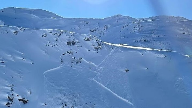 Donnerstagnachmittag hat eine Lawine in Vorarlberg einen Skitourengeher teilverschüttet.