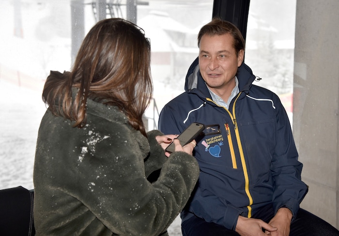 Bergbahnen-Inhaber Josef Bogensperger freut sich über die Inbetriebnahme der ersten Gondelbahn ...