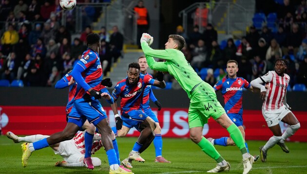 Pilsen-Goalie Florian Wiegele im Flug-Einsatz – Freiburgs Junior Adamu (ganz rechts) schaut ...