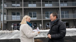 Hofs neue Bürgermeisterin Daniela Rosenegger übergibt vor dem Haus Salz und Brot an ...