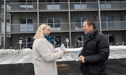 Hofs neue Bürgermeisterin Daniela Rosenegger übergibt vor dem Haus Salz und Brot an ...