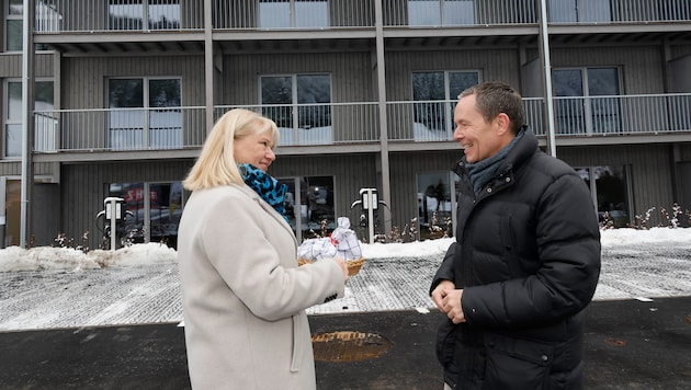 Hofs neue Bürgermeisterin Daniela Rosenegger übergibt vor dem Haus Salz und Brot an ...