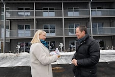 Hofs neue Bürgermeisterin Daniela Rosenegger übergibt vor dem Haus Salz und Brot an ...