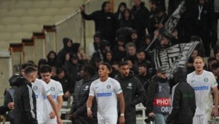 Hängende Köpfe bei Sturm in Athen.