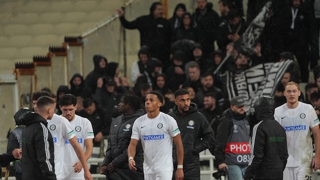 Hängende Köpfe bei Sturm in Athen.