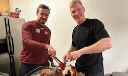 Für Brennsteiner (li.), Babinsky &amp; Co. gab es an Thanksgiving Truthahn. 