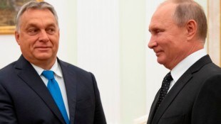 Ungarns Premier Orbán pflegt weiterhin einen guten Draht zum russischen Machthaber Putin.