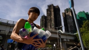 Ein Freiwilliger verteilt Hilfsgüter. Die Anteilnahme in der Bevölkerung ist enorm.