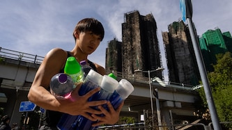 Ein Freiwilliger verteilt Hilfsgüter. Die Anteilnahme in der Bevölkerung ist enorm.