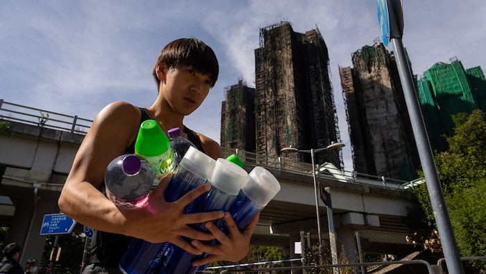 Ein Freiwilliger verteilt Hilfsgüter. Die Anteilnahme in der Bevölkerung ist enorm.