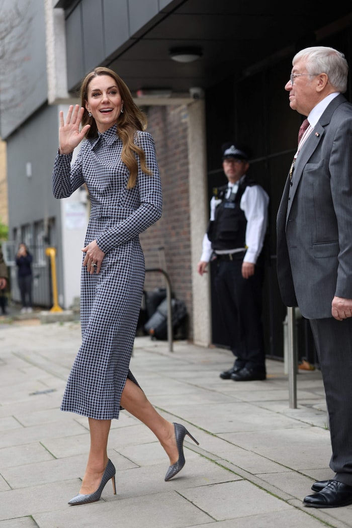 Prinzessin Kate trug ein Kleid mit Hahnentritt-Muster von Emilia Wickstead sowie graue High ...