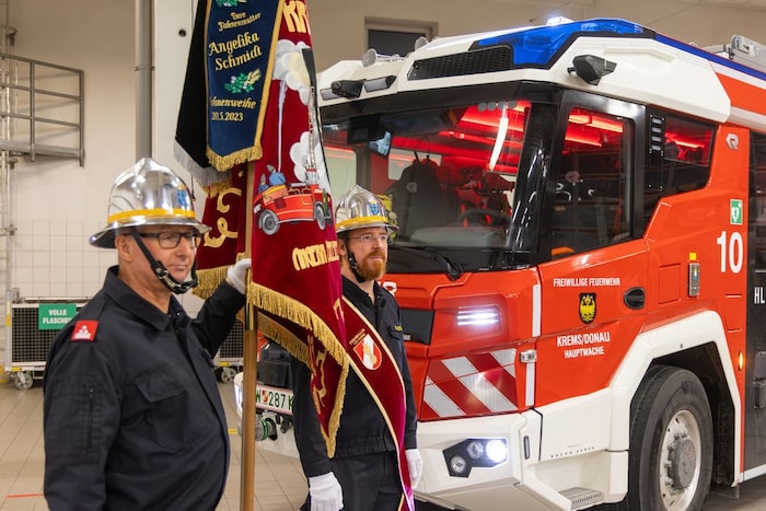 Mit allen Ehren wurde das neue Elektro-Einsatzfahrzeug bei der Feuerwehr Krems empfangn.