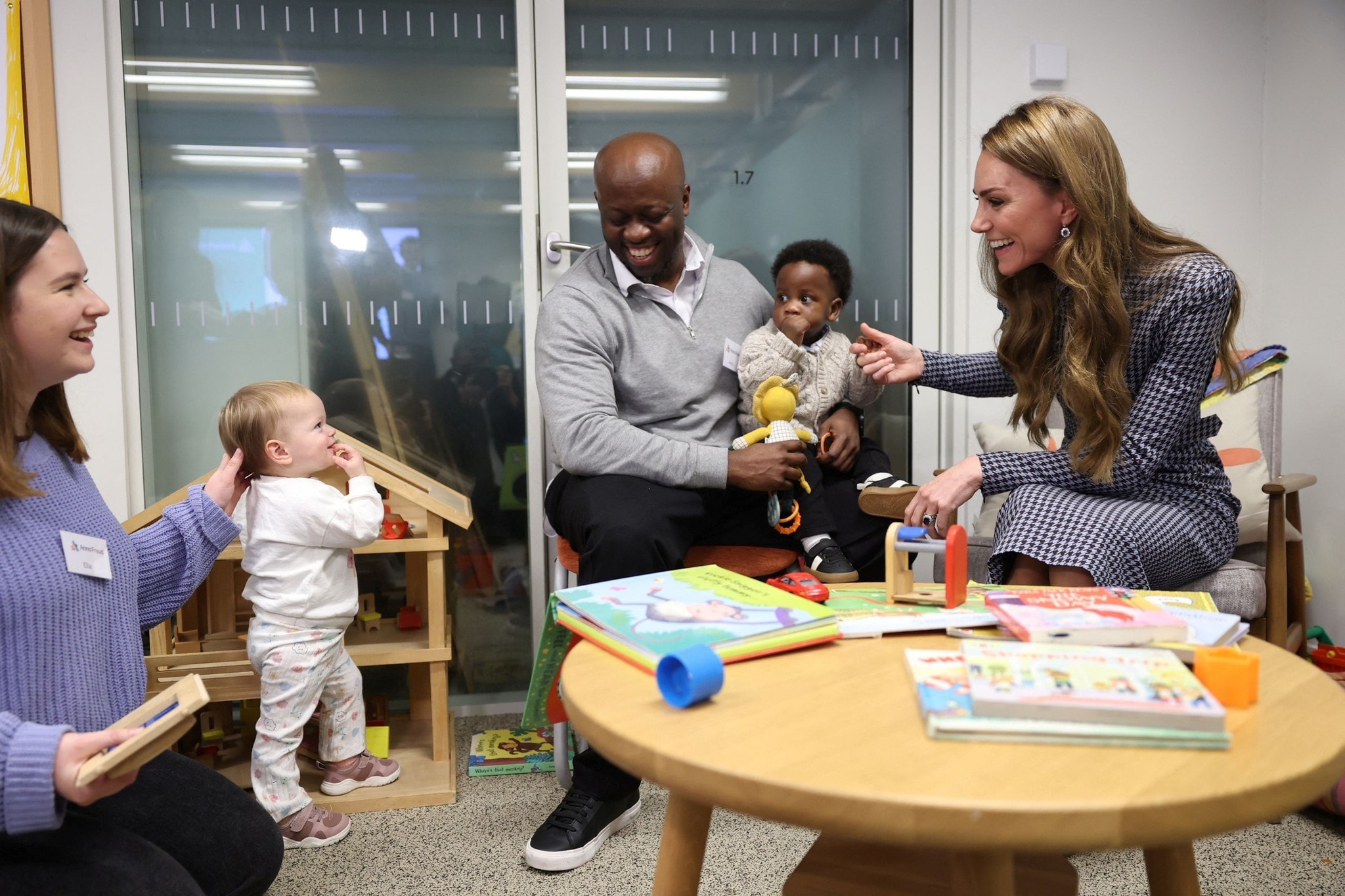 Und ein kleiner Zwerg wollte die Prinzessin von Wales gar nicht mehr loslassen.