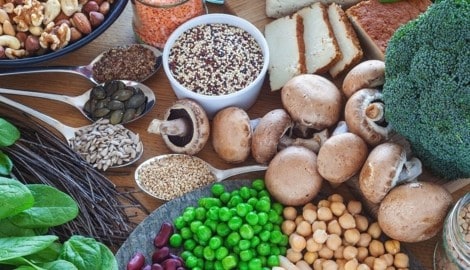 Hülsenfrüchte, Tofu, Samen und Nüsse helfen, auch ohne Fleisch länger satt zu bleiben.