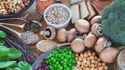 Hülsenfrüchte, Tofu, Samen und Nüsse helfen, auch ohne Fleisch länger satt zu bleiben.