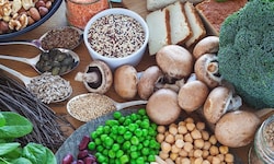 Hülsenfrüchte, Tofu, Samen und Nüsse helfen, auch ohne Fleisch länger satt zu bleiben.