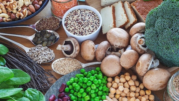 Hülsenfrüchte, Tofu, Samen und Nüsse helfen, auch ohne Fleisch länger satt zu bleiben.