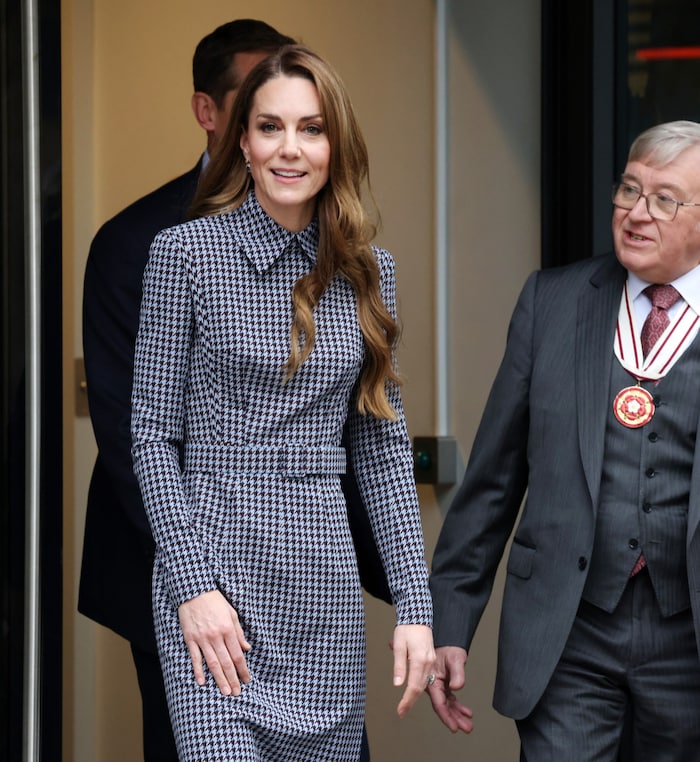 Ihre mittlerweile etwas hellere Mähne trug Kate wie immer perfekt gestylt.