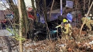 Die Insassen mussten von der Feuerwehr geborgen werden.