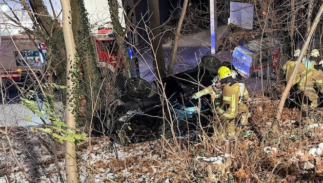 Die Insassen mussten von der Feuerwehr geborgen werden.