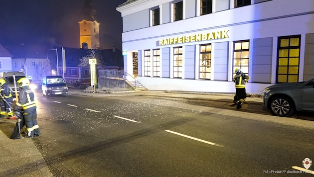 Die Feuerwehr musste anrücken, um die Straße vom zerstörten Glas zu befreien.