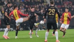 Angelo Stiller (Mitte) wurde mit einer Nasen-Geste provoziert. 