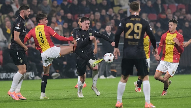 Angelo Stiller (Mitte) wurde mit einer Nasen-Geste provoziert.