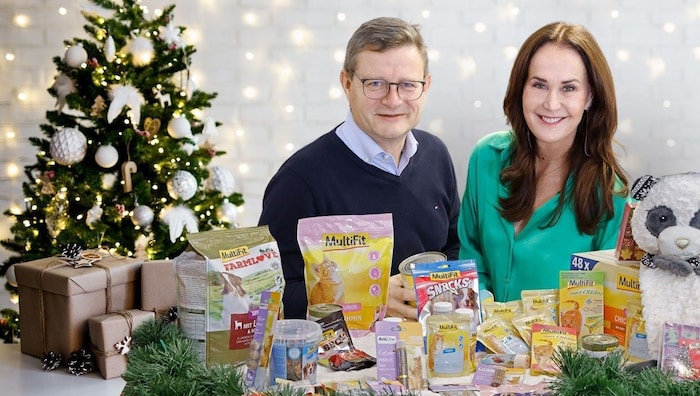 Maggie Entenfellner („Krone“) und Hermann Aigner (GF Fressnapf Österreich) bereiten die Pakete ...