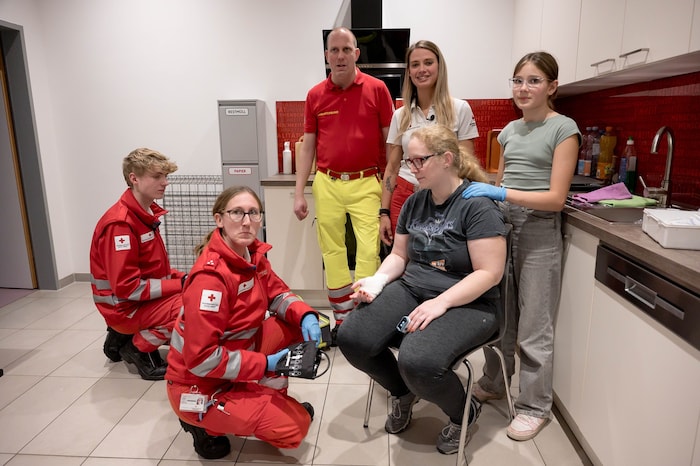 Für die „Krone“ simulierten Rotes Kreuz und Samariterbund eine Verätzung.