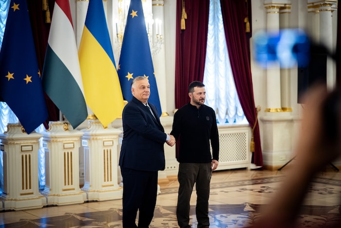 Orbán (li.) traf Selenskyj 2024 in Kiew, Hilfe darf der ukrainische Präsident von ihm aber nicht ...