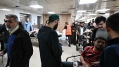 Nach israelischen Angriffen im Süden Syriens wurden mehrere Verletzte in einem Krankenhaus ...