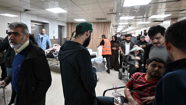 Nach israelischen Angriffen im Süden Syriens wurden mehrere Verletzte in einem Krankenhaus ...