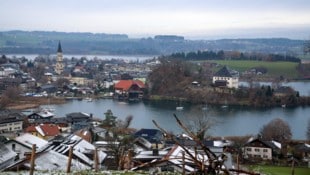 Das berühmte Schloss Mattsee (rechts im Bild) ist im Besitz der Gemeinde und wird saniert. Hohe ...