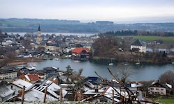 Das berühmte Schloss Mattsee (rechts im Bild) ist im Besitz der Gemeinde und wird saniert. Hohe ...