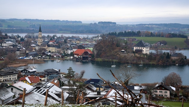 Das berühmte Schloss Mattsee (rechts im Bild) ist im Besitz der Gemeinde und wird saniert. Hohe ...