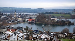 Das berühmte Schloss Mattsee (rechts im Bild) ist im Besitz der Gemeinde und wird saniert. Hohe ...