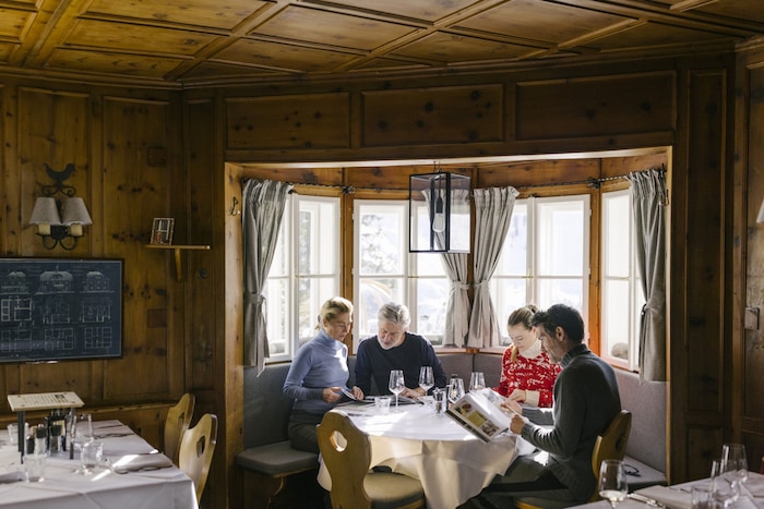 Urige Stimmung auf einer der zahlreichen Berghütten.