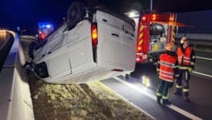 Der Transporter kam am Dach liegend zum Stillstand.