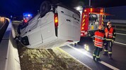 Der Transporter kam am Dach liegend zum Stillstand.