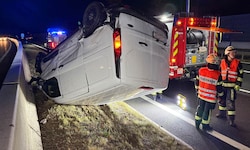 Der Transporter kam am Dach liegend zum Stillstand.