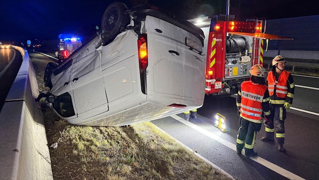 Der Transporter kam am Dach liegend zum Stillstand.