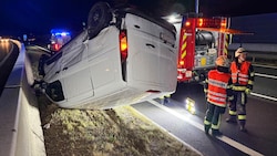 Der Transporter kam am Dach liegend zum Stillstand.
