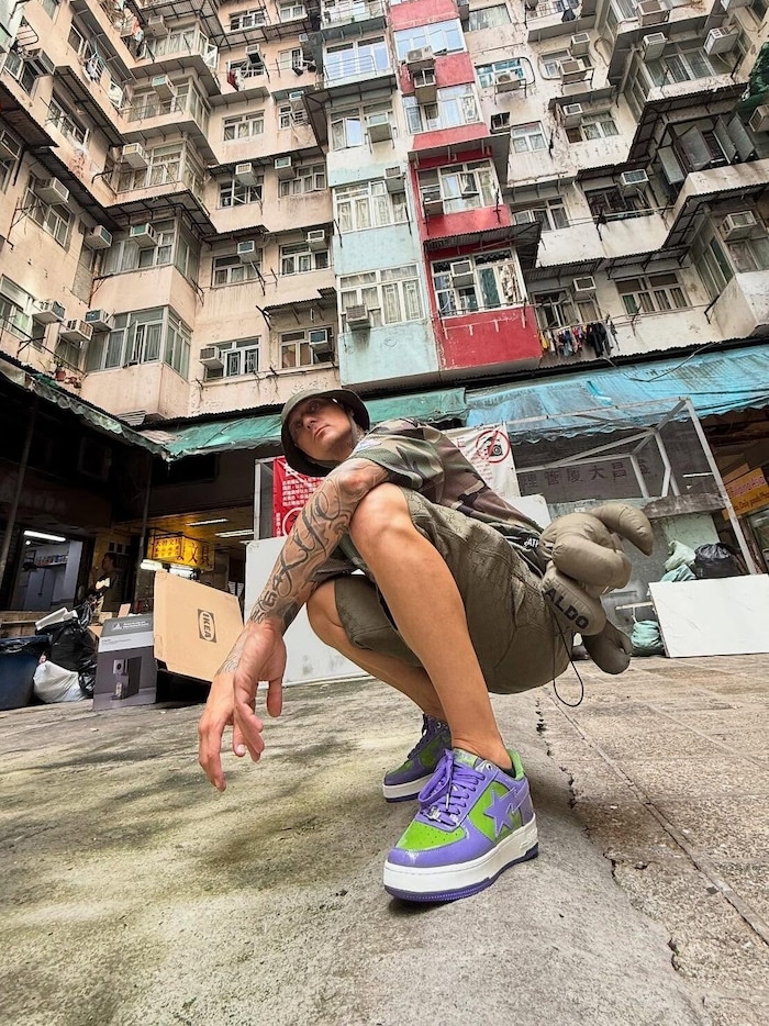 Der Frankfurter Rapper ist bekannt für seinen rauen, rhythmischen Sound, der tief im Straßenrap ...