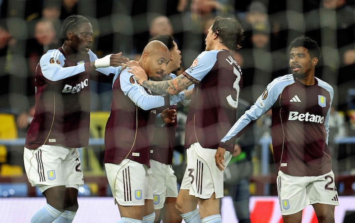 Donyell Malen (Mitte) wurde von einem Gegenstand aus dem Gästeblock getroffen.